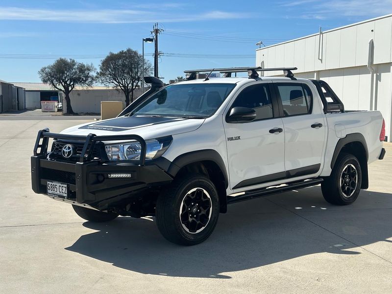 2019 Toyota Hilux Rugged Auto 4x4 Double Cab Photo 3