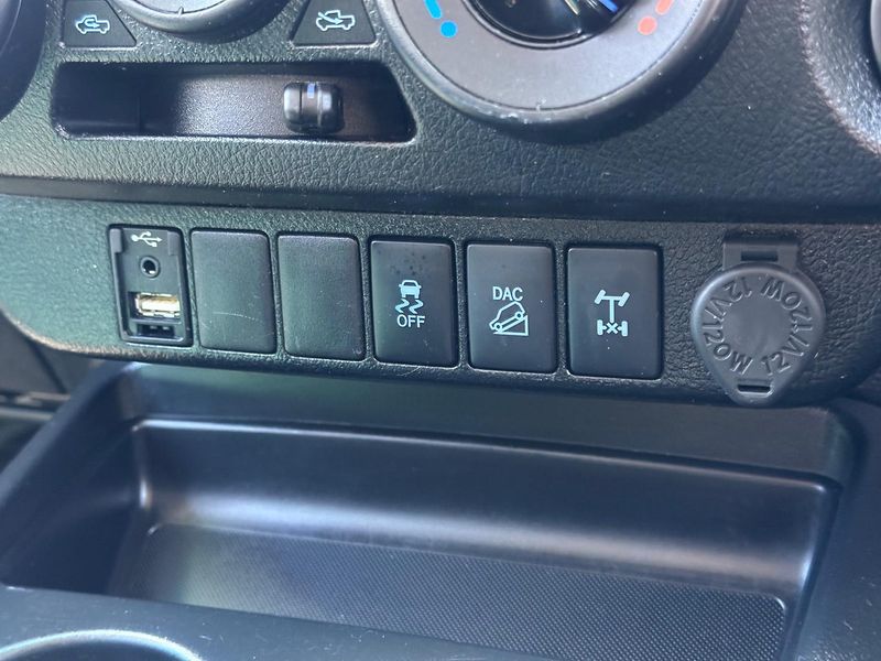 2019 Toyota Hilux Rugged Auto 4x4 Double Cab Photo 21