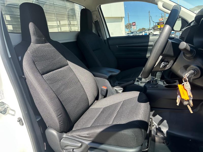 2023 Toyota Hilux SR Auto 4x4 Photo 16