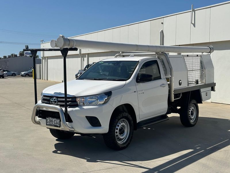 2023 Toyota Hilux SR Auto 4x4 Photo 3
